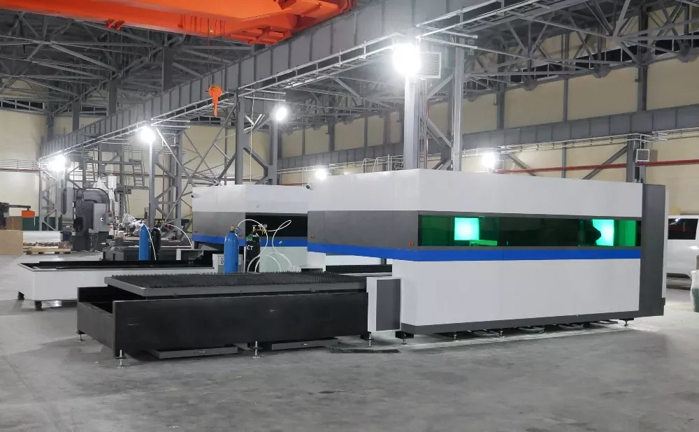 FL-L2040FEHR-3000-D350-IPG Лазерный станок для резки листового металла и труб со сменным столом и кабинетной защитой