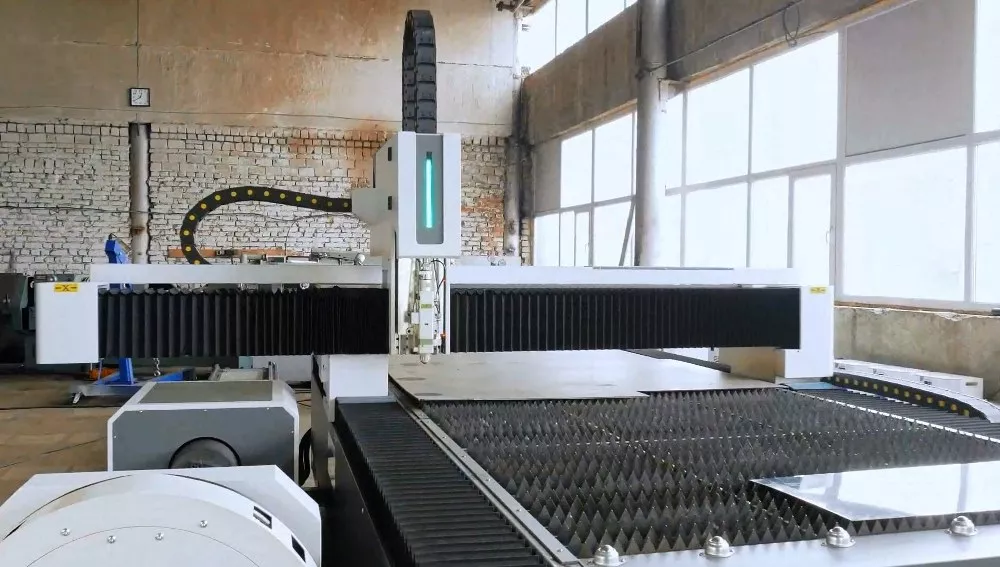 FL-L1560FR-4000-D220-IPG Лазерный станок для резки листового металла и труб