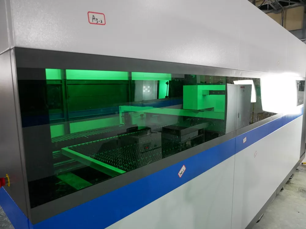FL-L1530FHR-1500-D220-Raycus Лазерный станок для резки листового металла и труб с кабинетной защитой