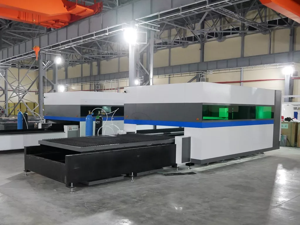 FL-L2040FEHR-3000-D220-IPG Лазерный станок для резки листового металла и труб со сменным столом и кабинетной защитой
