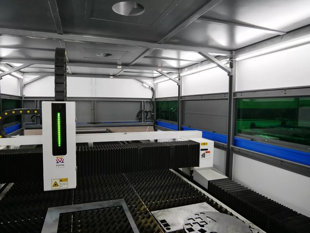 FL-L1560FHR-10000-D220-Raycus Лазерный станок для резки листового металла и труб с кабинетной защитой