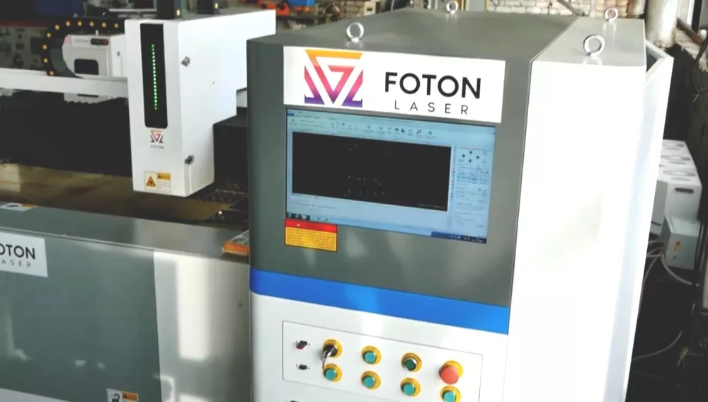 FL-L1530FE-1500-IPG Бюджетный лазерный станок для резки листового металла со сменным столом