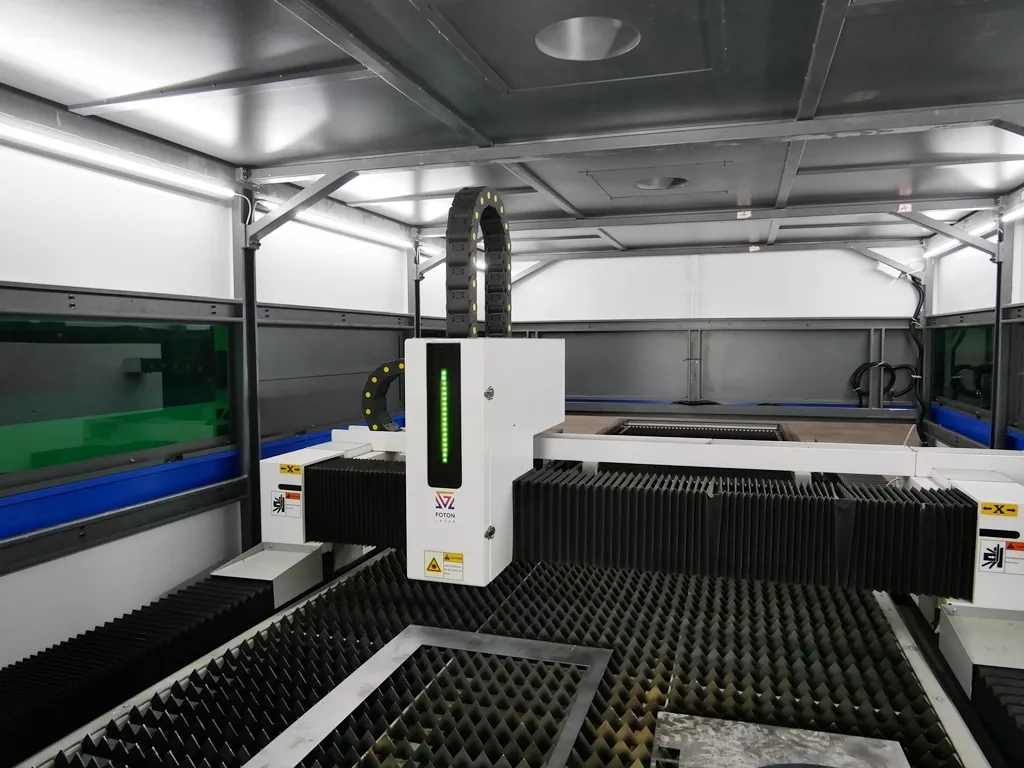 FL-L1560FHR-2000-D350-IPG Лазерный станок для резки листового металла и труб с кабинетной защитой