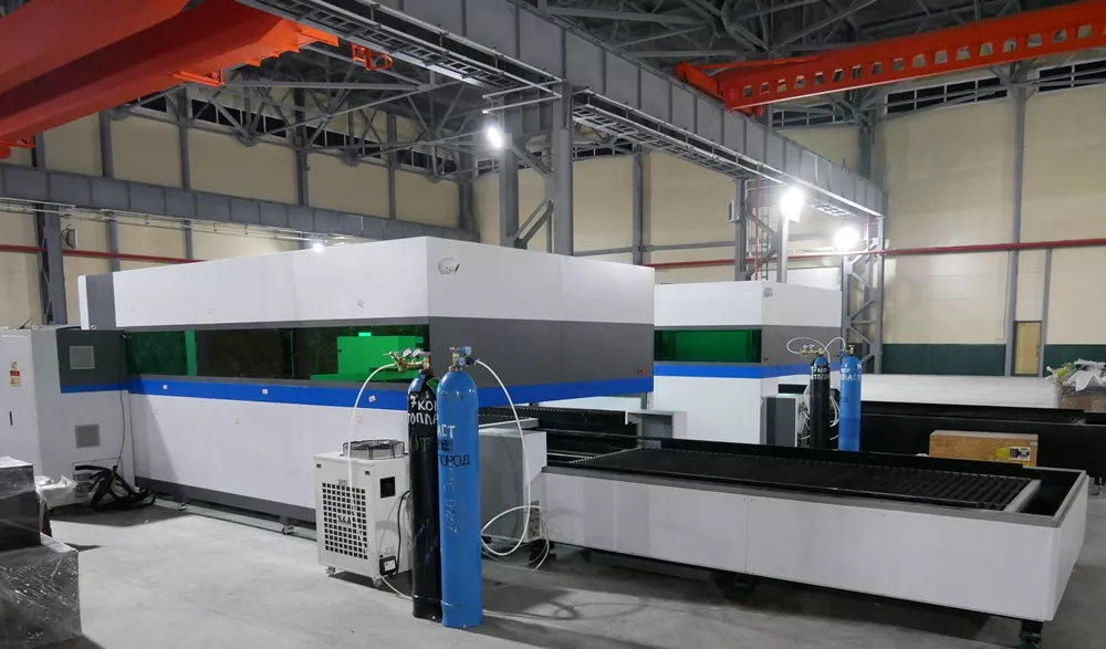 FL-L2040FEHR-4000-D220-Raycus Лазерный станок для резки листового металла и труб со сменным столом и кабинетной защитой